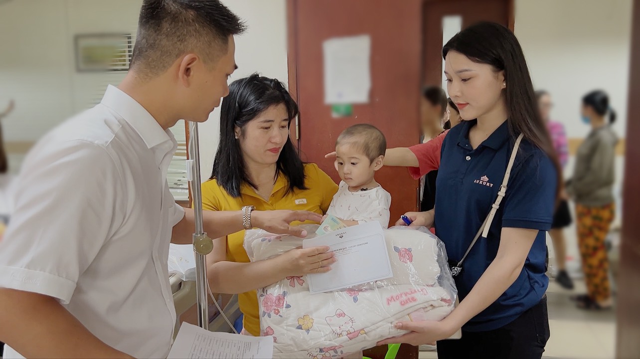 Trực tiếp trao quà cho các bé trong viện Huyết Học Trung ương Trực tiếp trao quà cho các bé trong viện Huyết Học Trung ương