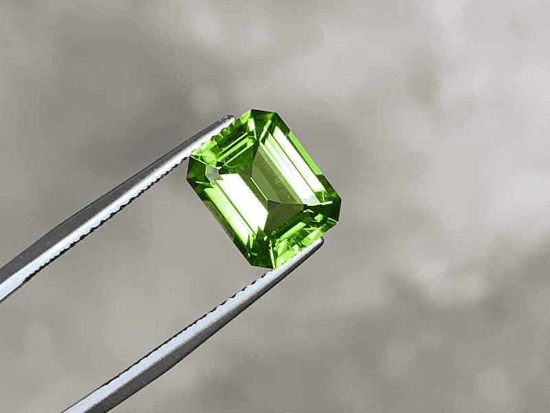 Đá Peridot viên đá sở hữu năng lượng của sự bình an may mắn Đá Peridot viên đá sở hữu năng lượng của sự bình an may mắn