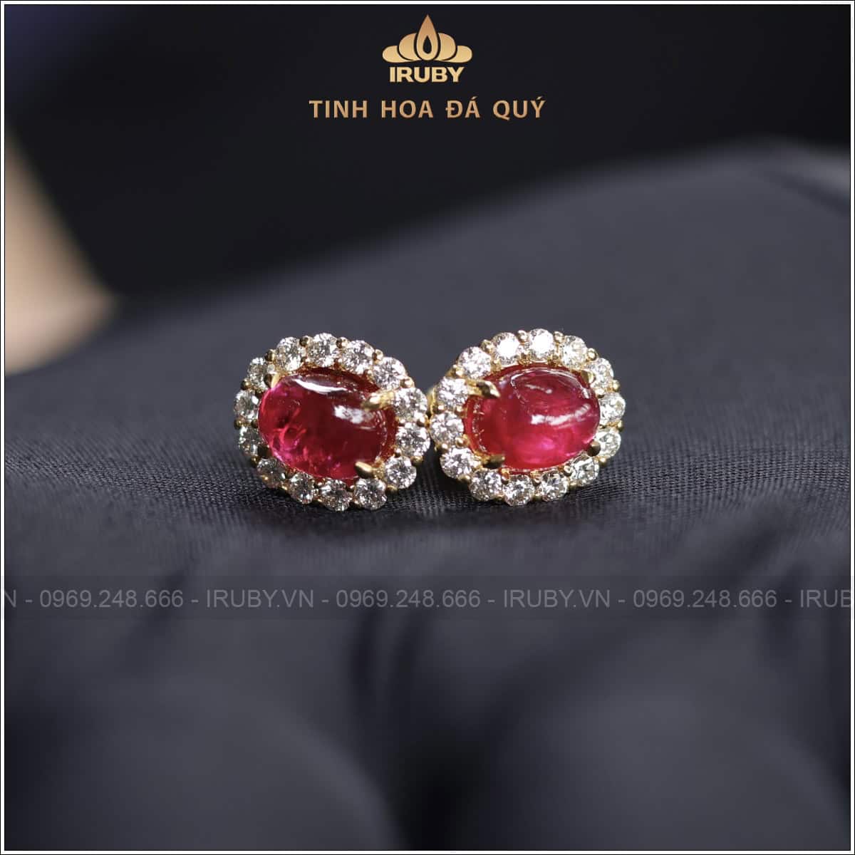 Đôi hoa tai Ruby cabochon 1,57ct kết kim cương tự nhiên 100% - IRRC 2504157 Đôi hoa tai Ruby cabochon 1,57ct kết kim cương tự nhiên 100% - IRRC 2504157