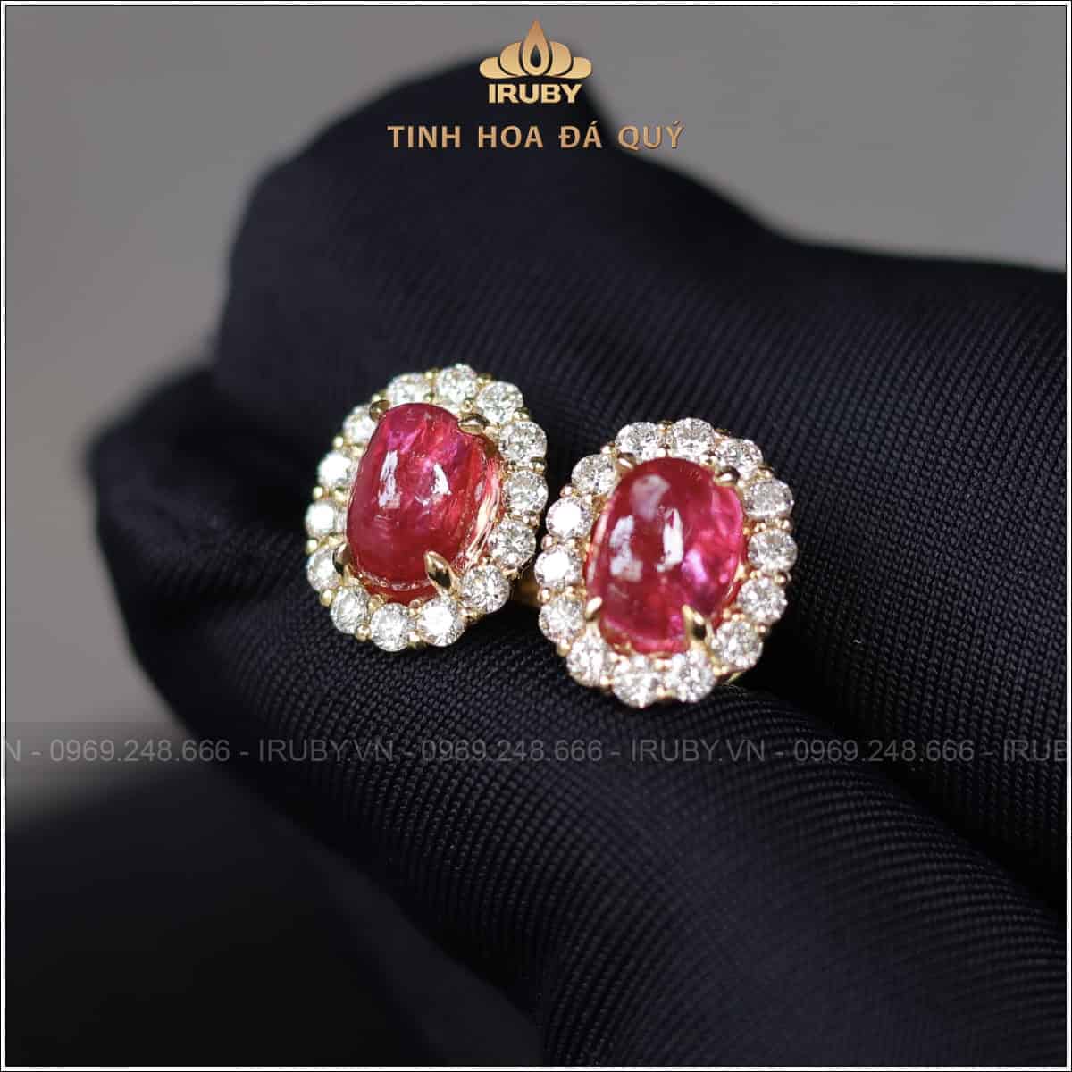 Đôi hoa tai Ruby cabochon 1,57ct kết kim cương tự nhiên 100% - IRRC 2504157 Đôi hoa tai Ruby cabochon 1,57ct kết kim cương tự nhiên 100% - IRRC 2504157