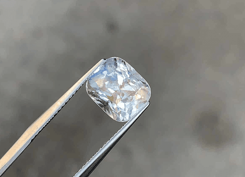 Moonstone là loại đá phong thủy rất hợp với nữ Quý Mão có thể giúp họ điều hòa cảm xúc trong năm Hỏa mạnh 2025 Moonstone la loai da phong thuy rat hop voi nu Quy Mao co the giup ho dieu hoa cam xuc trong nam Hoa manh 2025