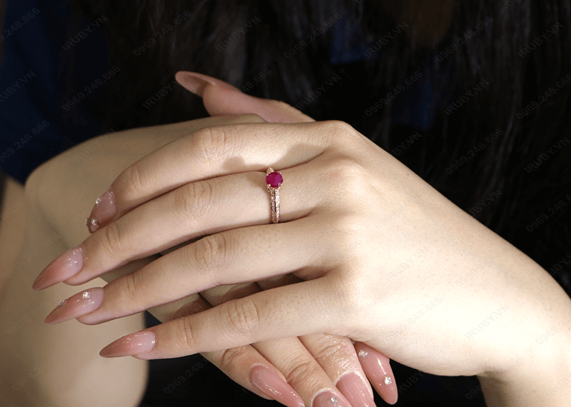 Những mẫu nhẫn nữ Ruby luôn là vật phẩm có thể giúp nữ Bính Tuất tăng cường năng lượng và thu hút may mắn Nhung mau nhan nu Ruby luon la vat pham co the giup nu Binh Tuat tang cuong nang luong va thu hut may man