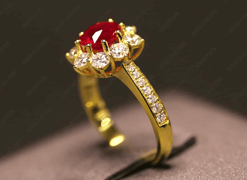 Sử dụng trang sức từ đá Ruby là cách để nữ Bính Thân tăng cường vận khí và hóa giải sát khí từ các hung tinh Su dung trang suc tu da Ruby la cach de nu Binh Than tang cuong van khi va hoa giai sat khi tu cac hung tinh