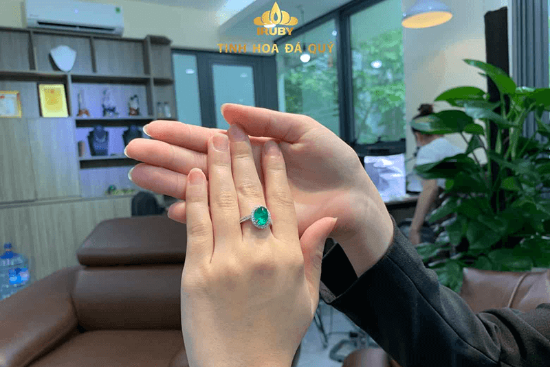 Trang sức từ đá Ngọc Lục Bảo có thể hỗ trợ và bảo vệ sức khỏe của nữ Tân Mão tốt hơn khỏi các hung tinh Trang suc tu da Ngoc Luc Bao co the ho tro va bao ve suc khoe cua nu Tan Mao tot hon khoi cac hung tinh