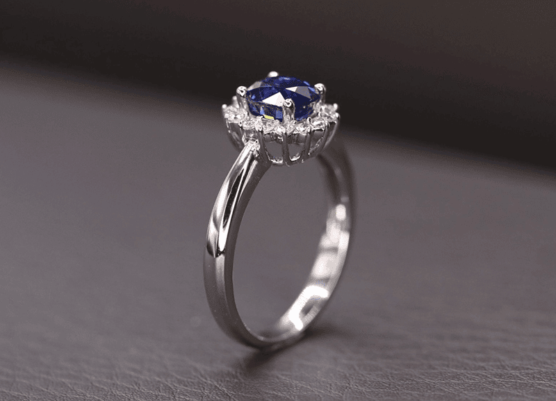 Trang sức từ đá Sapphire xanh có thể hỗ trợ tốt giúp nữ Quý Tỵ ổn định tinh thần và tằng cường trí tuệ bản thân Trang suc tu da Sapphire xanh co the ho tro tot giup nu Quy Ty on dinh tinh than va tang cuong tri tue ban than