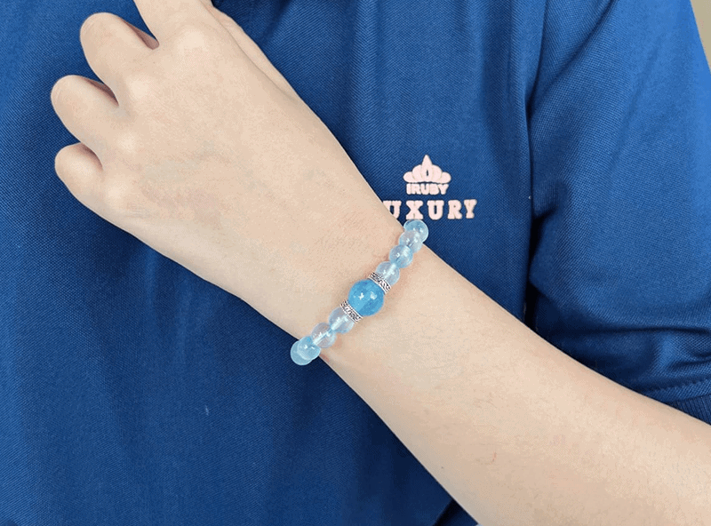 Vòng tay Aquamarine là vật phẩm phong thủy nữ Giáp Thân nên sử dụng để tăng cường năng lượng bản mệnh Vong tay Aquamarine la vat pham phong thuy nu Giap Than nen su dung de tang cuong nang luong ban menh