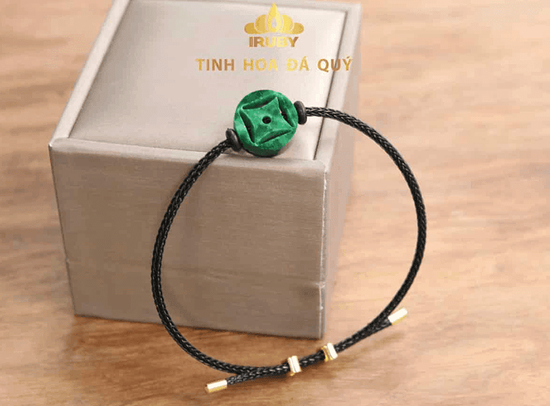 Vòng tay được làm từ đá Ngọc Bích luôn mang lại nhiều may mắn và hỗ trợ nữ Quý Mùi tăng cường vận khí Vong tay duoc lam tu da Ngoc Bich luon mang lai nhieu may man va ho tro nu Quy Mui tang cuong van khi