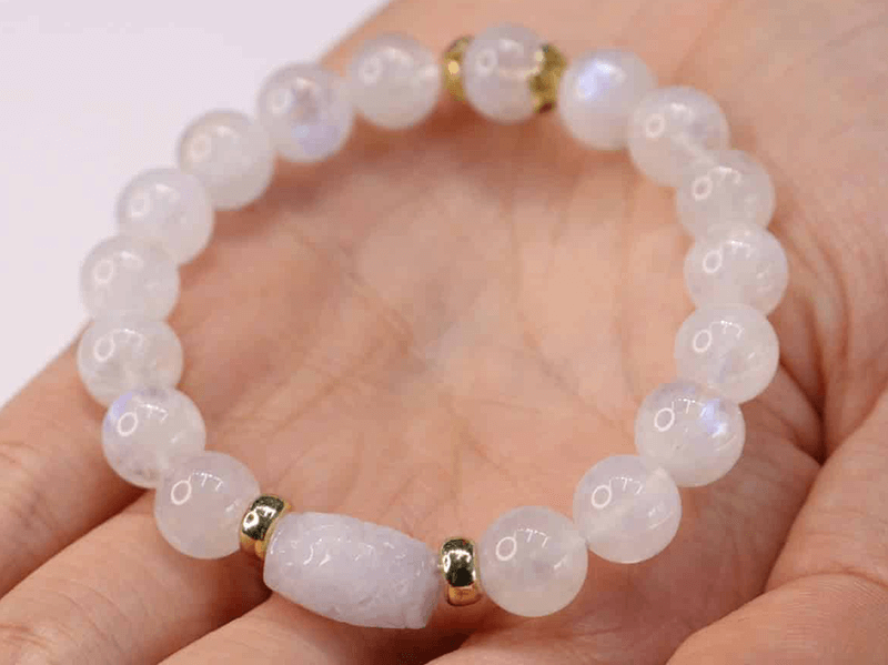 Vòng tay Moonstone là vật phẩm hữu ích sẽ bổ trợ năng lượng tích cực giúp nữ Giáp Ngọ có sức khỏe tốt hơn Vong tay Moonstone la vat pham huu ich se bo tro nang luong tich cuc giup nu Giap Ngo co suc khoe tot hon