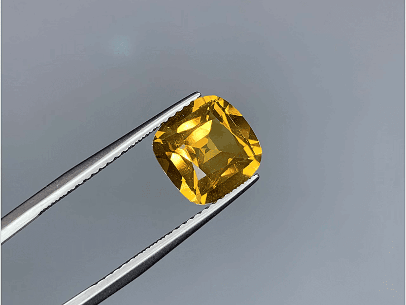 Citrine là dòng đá quý mang năng lượng Thổ, nam Ất Sửu nên sử dụng để hóa giải Kim Lâu và tăng cường tài lộc Citrine la dong da quy mang nang luong Tho, nam At Suu nen su dung de hoa giai Kim Lau va tang cuong tai loc