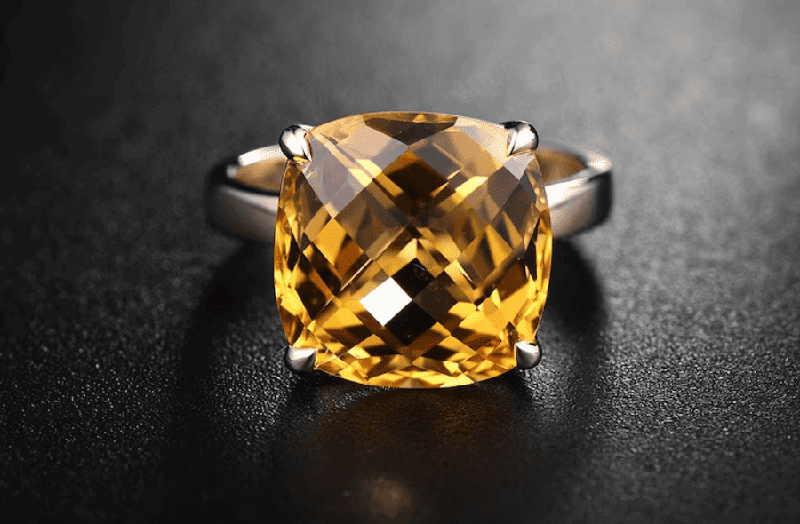 Nam Ất Tỵ nên sử dụng đá Citrine vì đây là loại đá thuộc hành Thổ có thể giúp họ kích hoạt tài lộc cực tốt Nam At Ty nen su dung da Citrine vi day la loai da thuoc hanh Tho co the giup ho kich hoat tai loc cuc tot