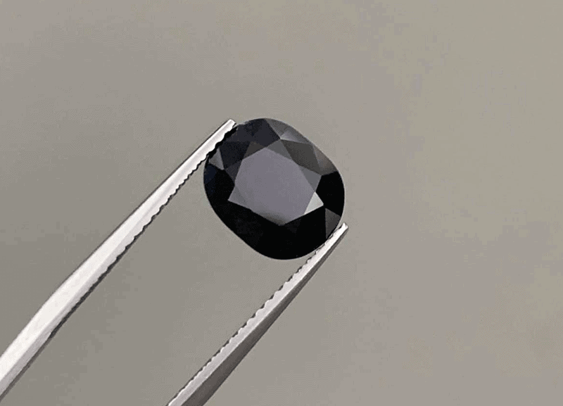 Sapphire den co cong dung bao ve kha tot, nam Nham Tuat khi su dung se hoa giai duoc sat khi tu hung tinh