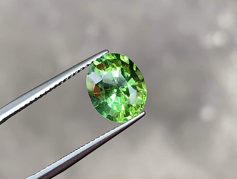 Tourmaline xanh lục là loại đá quý có thể hỗ trợ nam Quý Mùi hóa giải tiêu cực từ hạn Thiên La rất hiệu quả Tourmaline xanh luc la loai da quy co the ho tro nam Quy Mui hoa giai tieu cuc tu han Thien La rat hieu qua